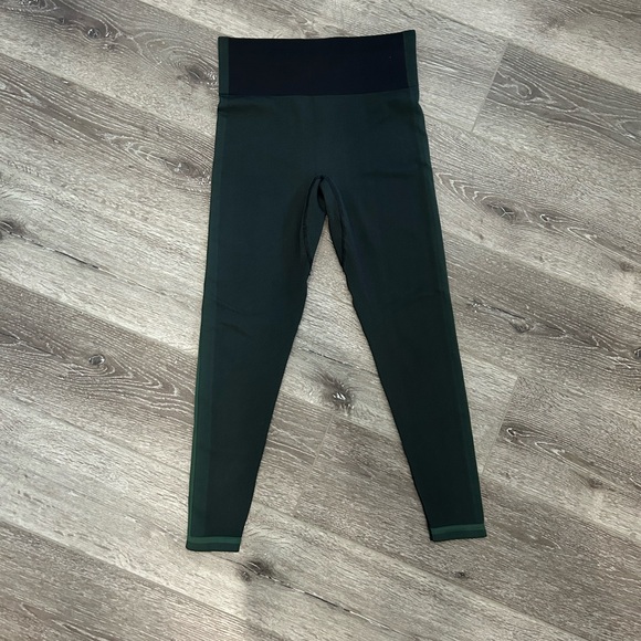 Outdoor Voices M Seamless Smooth 7/8 Legging in Black/ Evergreen - Picture 2 of 5